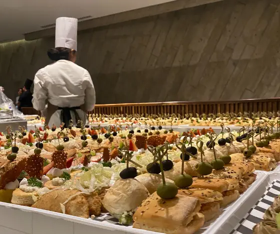 Mesa de canapés servida por chef de catering