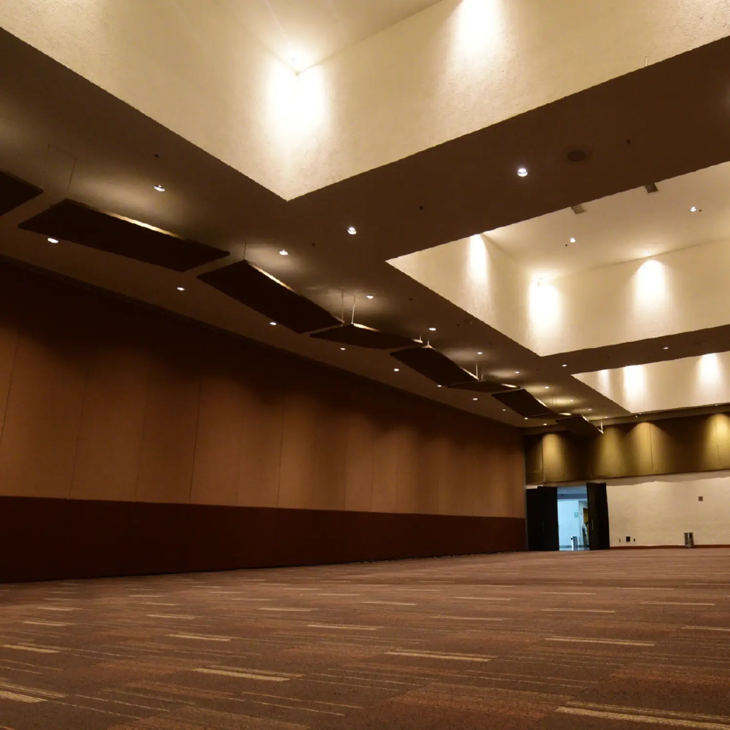 Salón de banquetes del World Trade Center Veracruz con acabados en madera