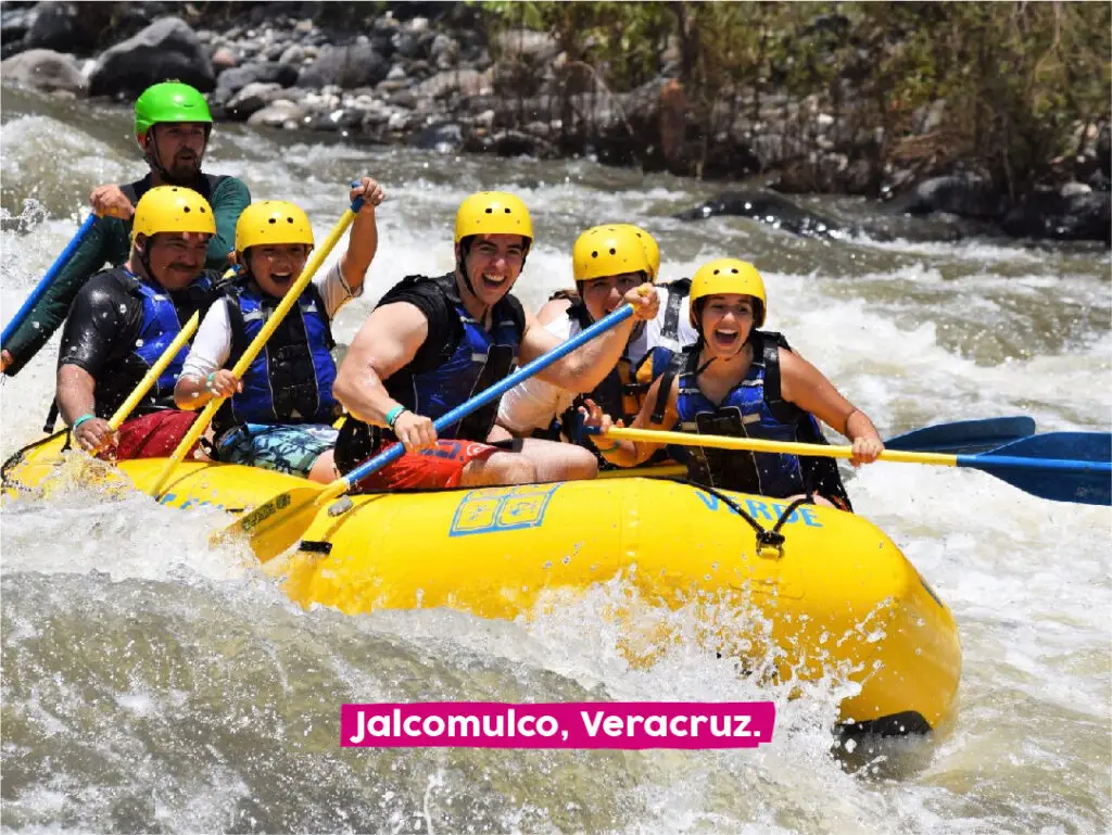 Grupo practicando rafting en Jalcomulco, Veracruz