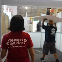 Personal de CRI apoyando el montaje de un stand