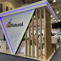 Stand de exposición con estructura de madera y branding personalizado