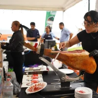 Estación de corte de jamón durante el servicio de catering