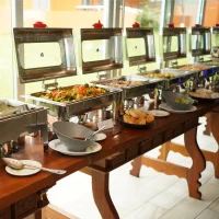 Buffet montado para banquete de evento